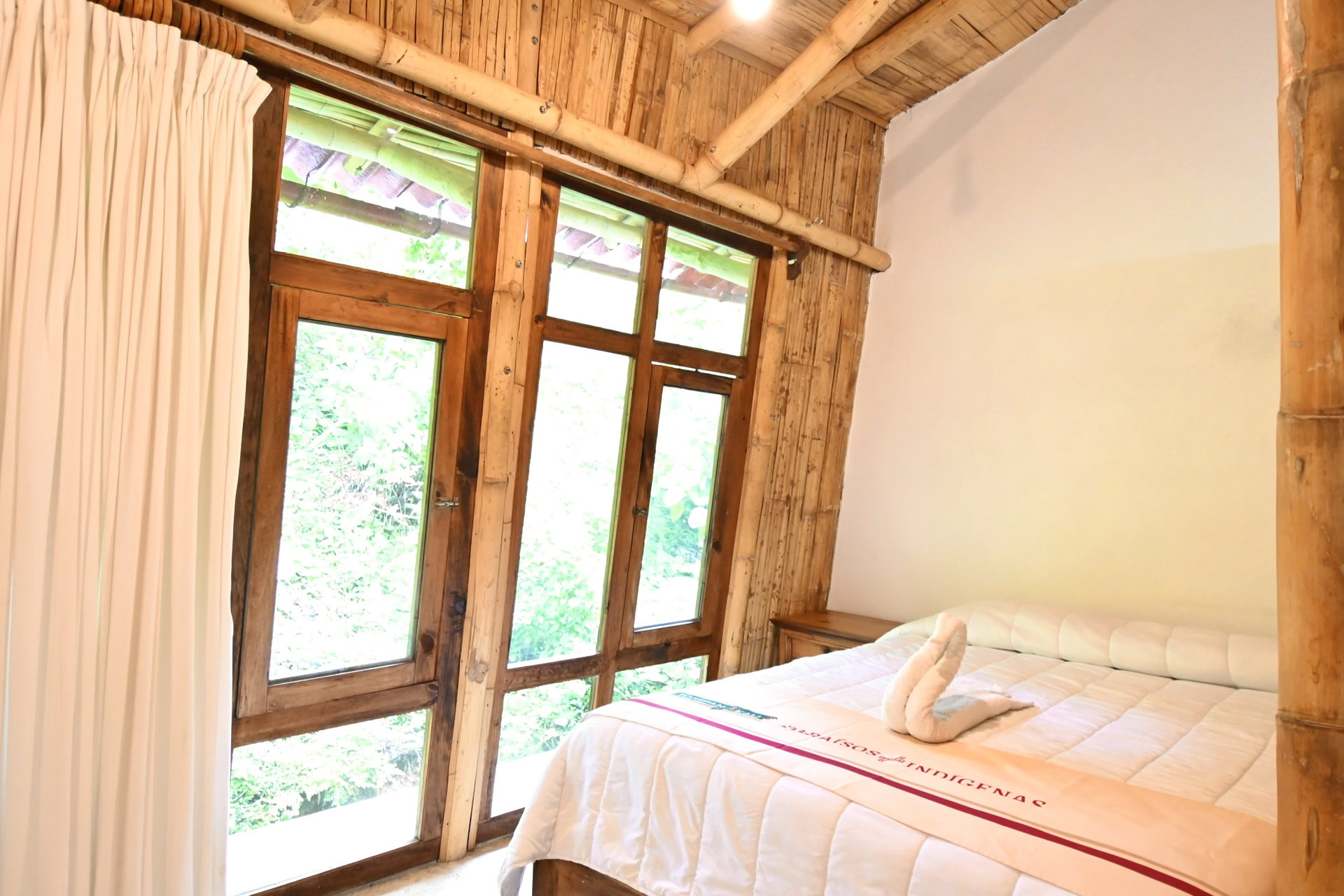 Con 1 cama matrimonial y 1 cama individual.