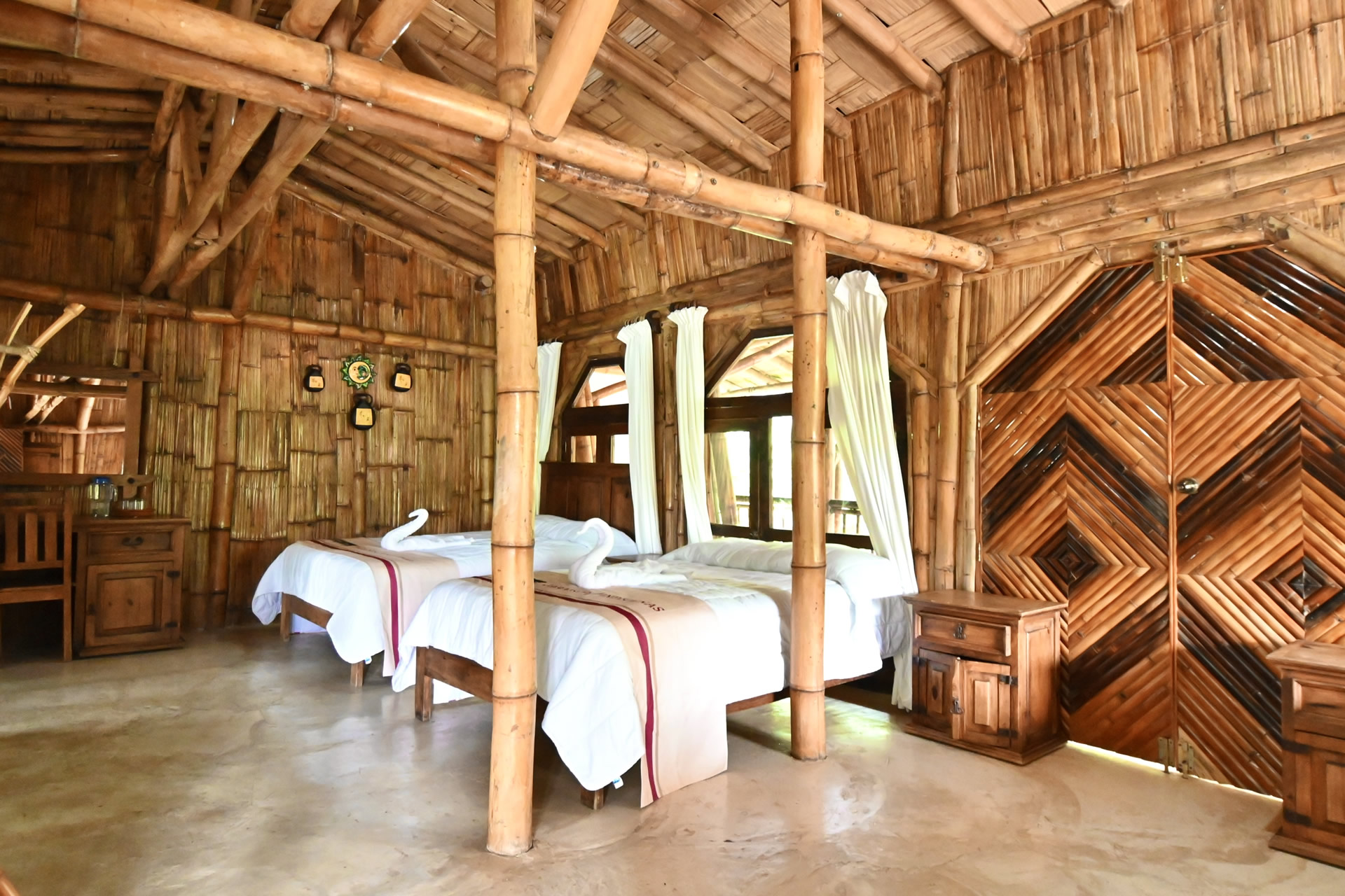 Con 2 camas matrimoniales y 2 camas individuales.